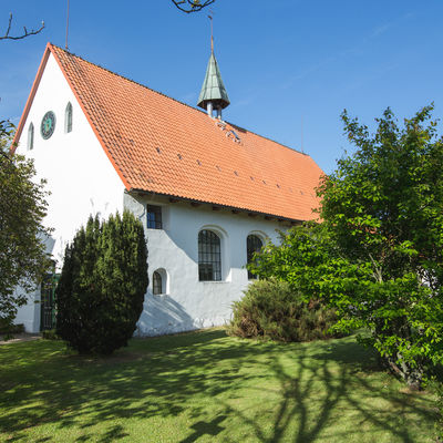 Erfde gehört zur Evangelisch-Lutherischen Kirchengemeinde Stapelholm-Stapel.