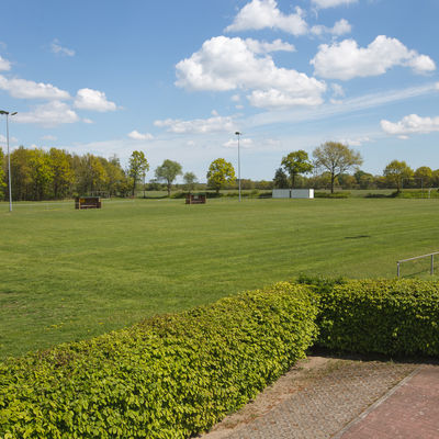 Auf dem Sportplatz der Gemeinde Klein Bennebek finden zahlreiche Fußballspiele statt.