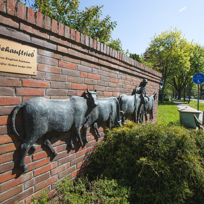 Das Kunstwerk "Viehauftrieb" von Siegried Assmann steht an der Schleswiger Straße in Kropp