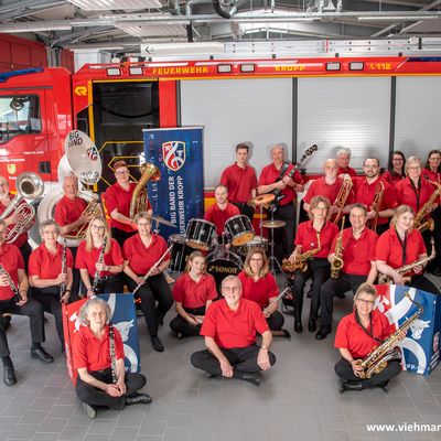 Die Musiker der Big Band der Freiwilligen Feuerwehr Kropp im Rettungszentrum.