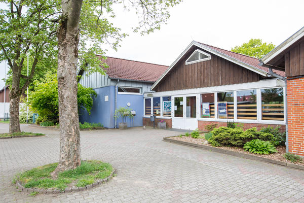 Der DRK Kindergarten Alt Bennebek. Das Foyer wird auch für Festlichkeiten in der Gemeinde genutzt.