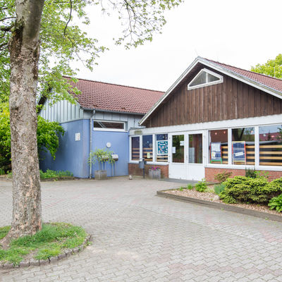 Der DRK Kindergarten Alt Bennebek. Das Foyer wird auch für Festlichkeiten in der Gemeinde genutzt.