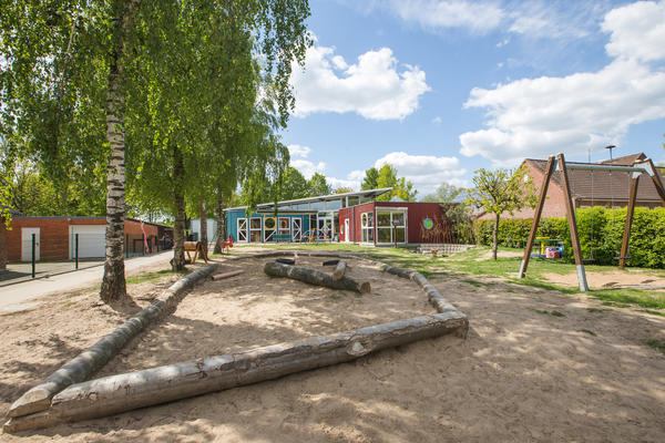 Der Kindergarten der Gemeinde Bergenhusen mit dem Spielplatz im Vordergrund.