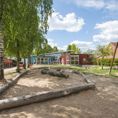 Der Kindergarten der Gemeinde Bergenhusen mit dem Spielplatz im Vordergrund.